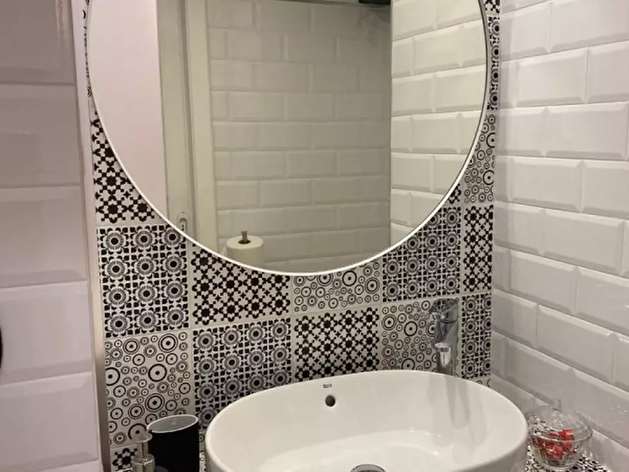 Immagine 5 di Camera in affitto  in Via Toledo 257 a Napoli