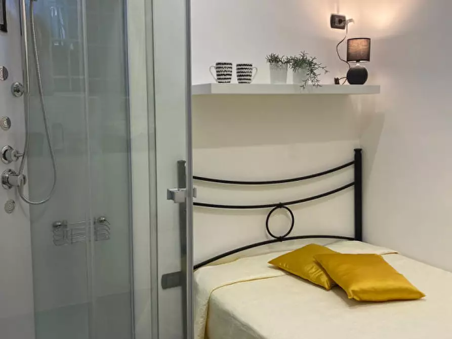 Immagine 8 di Camera in affitto  in Via Toledo 257 a Napoli