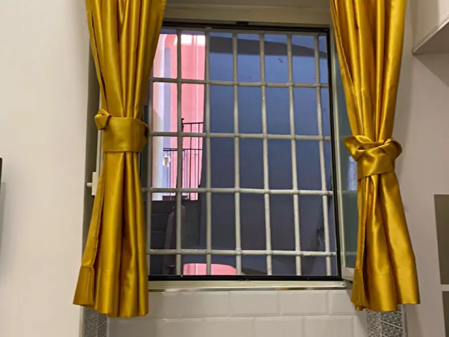 Immagine 12 di Camera in affitto  in Via Toledo 257 a Napoli