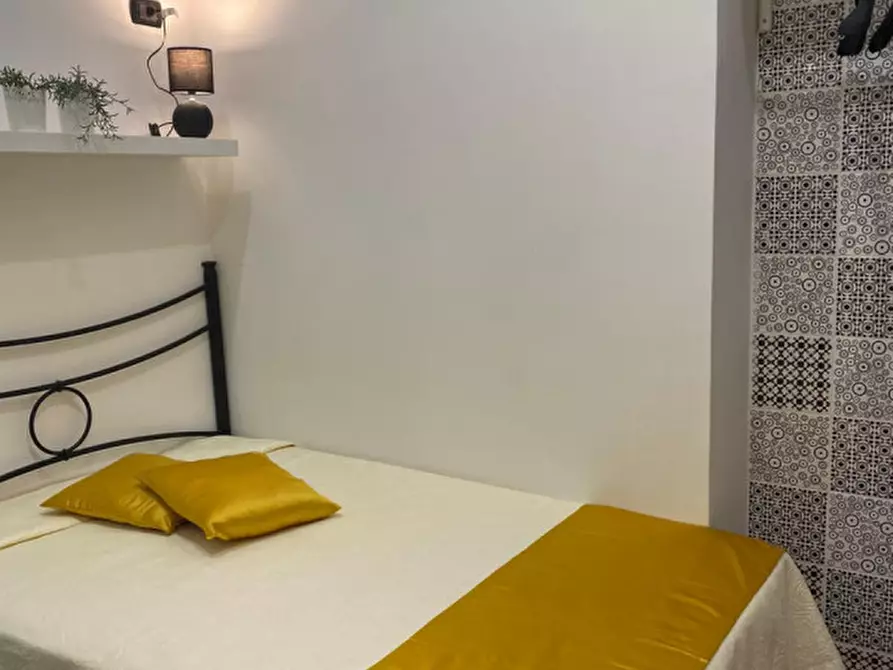 Immagine 13 di Camera in affitto  in Via Toledo 257 a Napoli