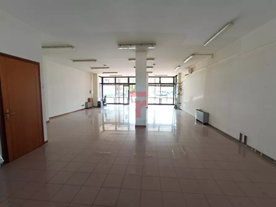 Immagine 3 di Negozio in vendita  in Via del Santo a Limena