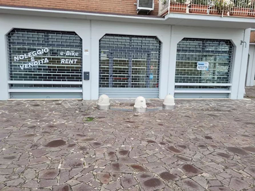 Immagine 3 di Negozio in affitto  a Maranello