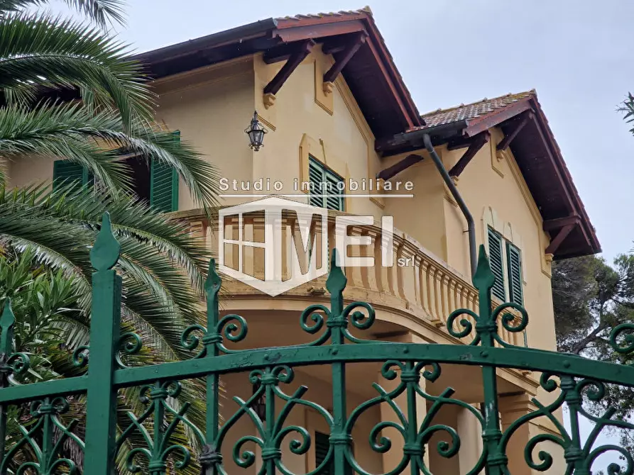 Immagine 1 di Villa in vendita  in Via Falcucci a Livorno