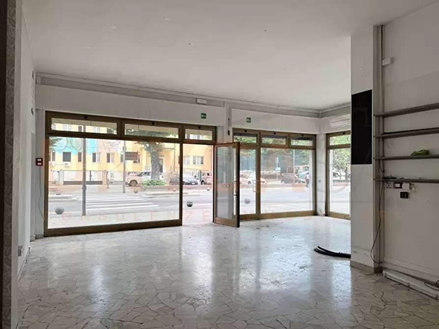 Immagine 1 di Negozio in affitto  in Via Cattaneo a Montegalda