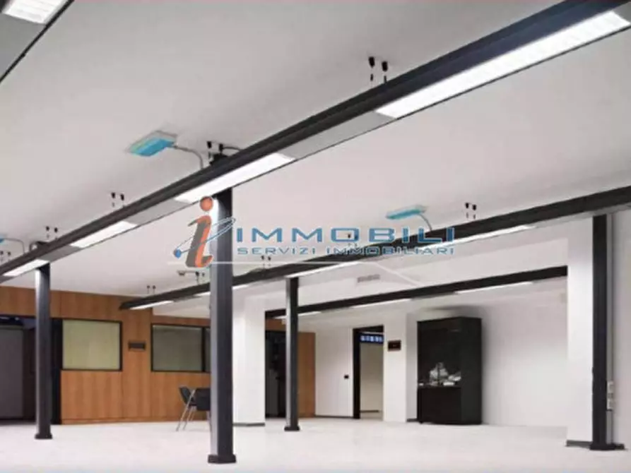 Immagine 2 di Attività commerciale in affitto  in VIA TAGIURA a Milano