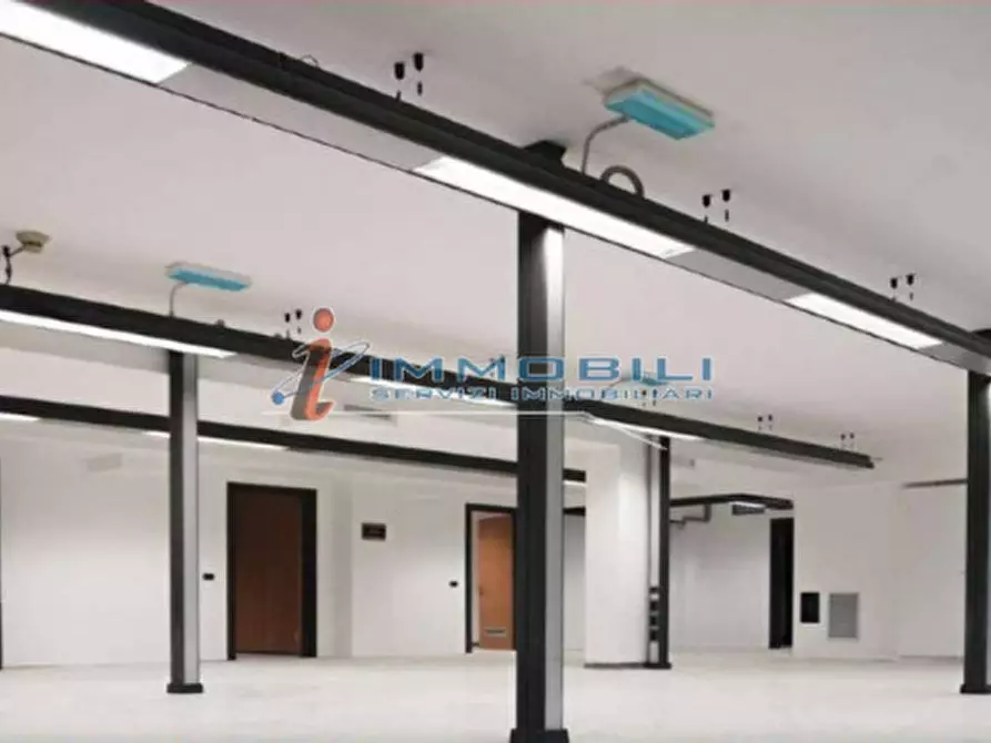 Immagine 4 di Attività commerciale in affitto  in VIA TAGIURA a Milano