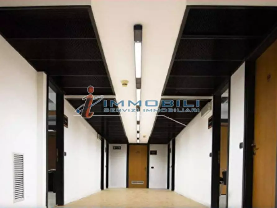 Immagine 6 di Attività commerciale in affitto  in VIA TAGIURA a Milano