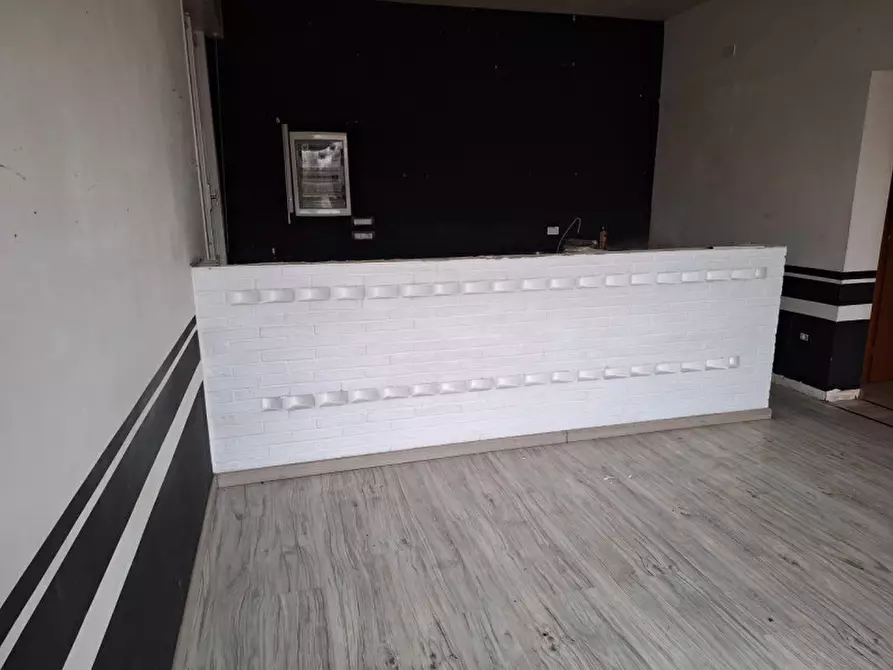 Immagine 2 di Negozio in affitto  a Sissa Trecasali