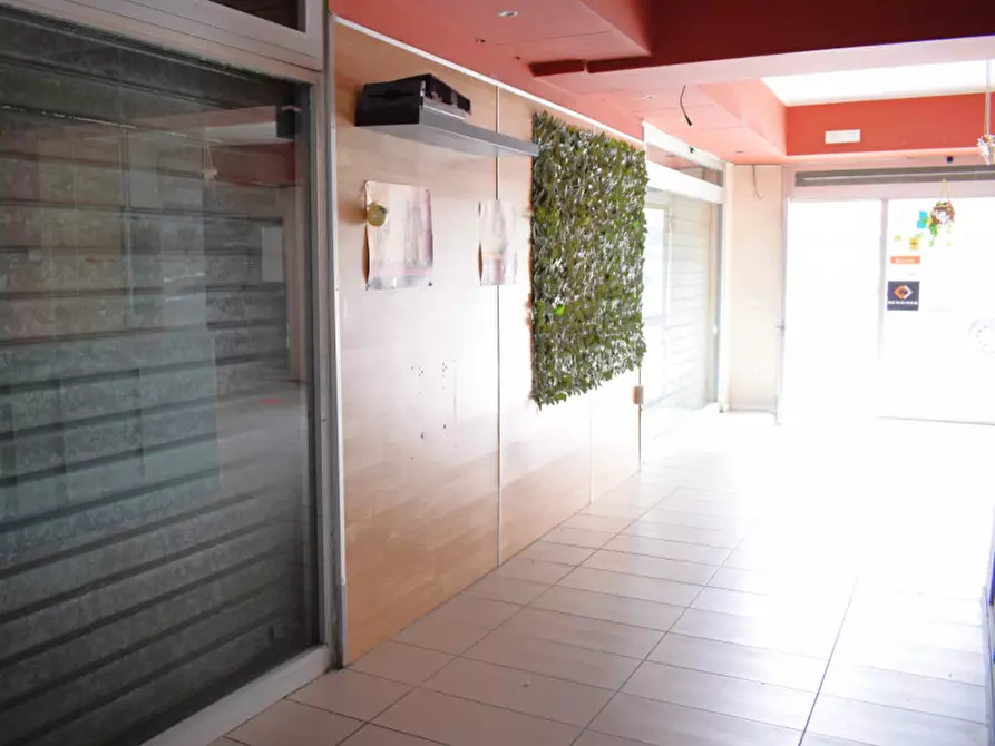 Immagine 10 di Negozio in vendita  in VIA G. MAZZARINO a Pescara