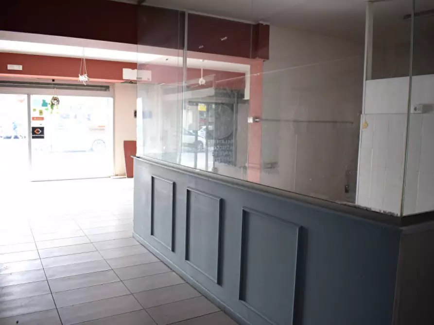 Immagine 12 di Negozio in vendita  in VIA G. MAZZARINO a Pescara