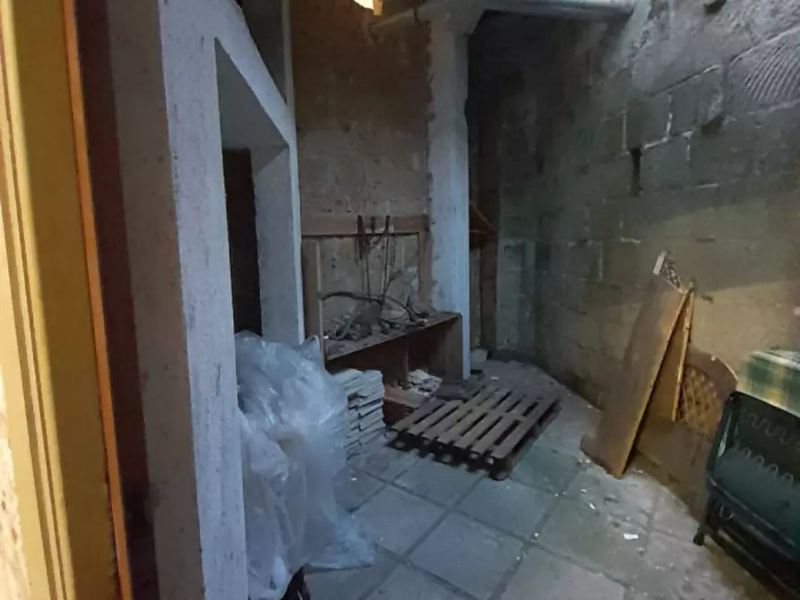 Immagine 9 di Posto auto in vendita  in VIA PROCIDA a Pomezia