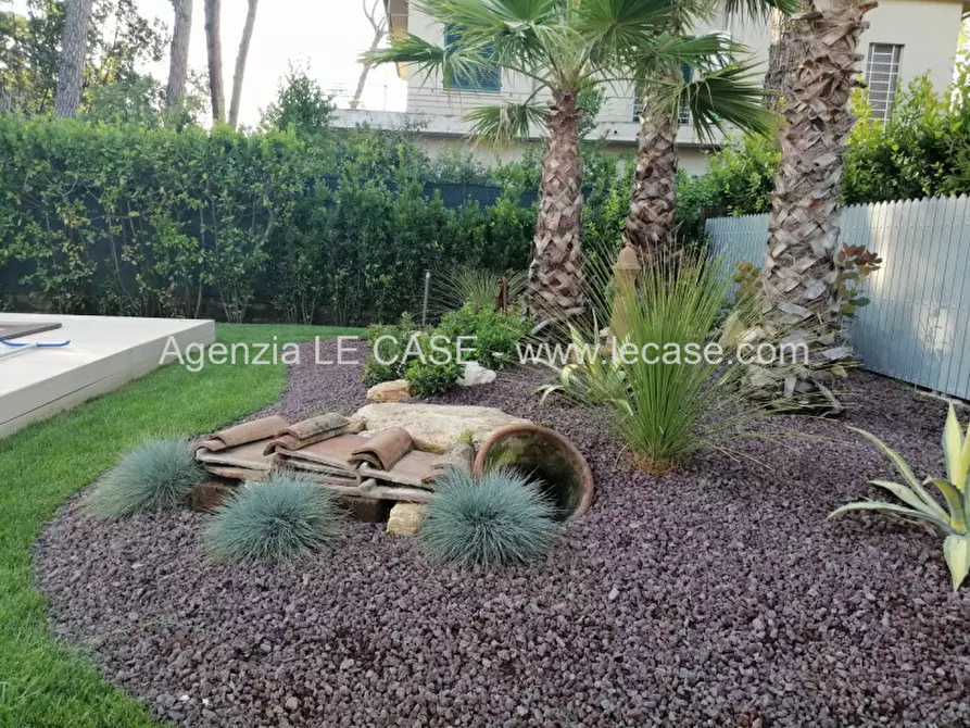 Immagine 5 di Villa in vendita  a Forte Dei Marmi