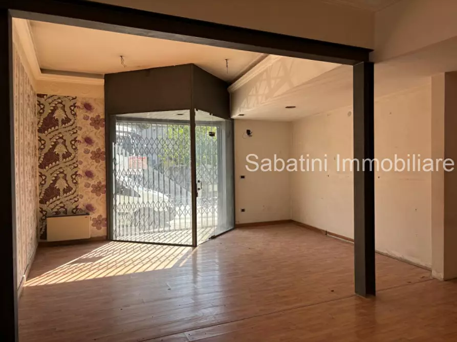 Immagine 8 di Negozio in vendita  in Via Gran Sasso, 67 a Pescara