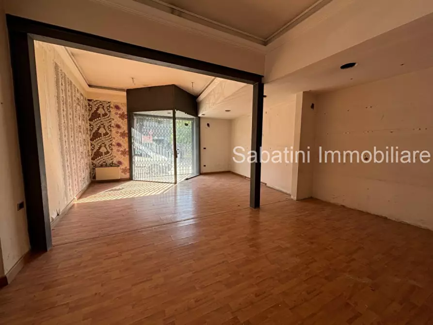 Immagine 9 di Negozio in vendita  in Via Gran Sasso, 67 a Pescara