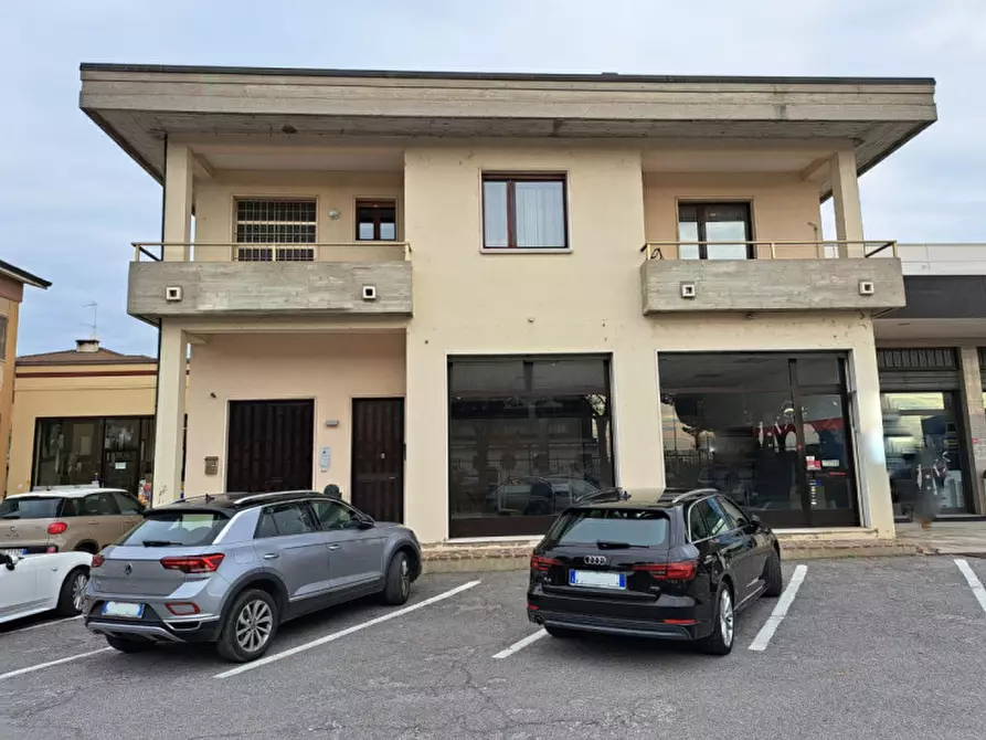 Immagine 2 di Negozio in vendita  in Via Camillo Benso di Cavour a Castiglione Delle Stiviere