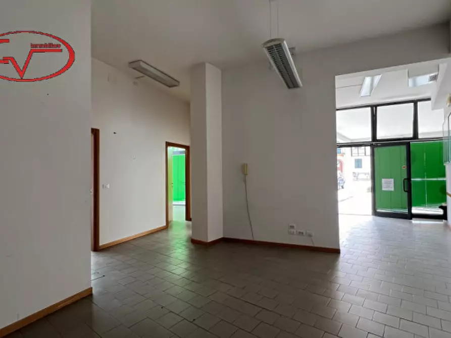 Immagine 1 di Negozio in affitto  in via puccini a Montevarchi