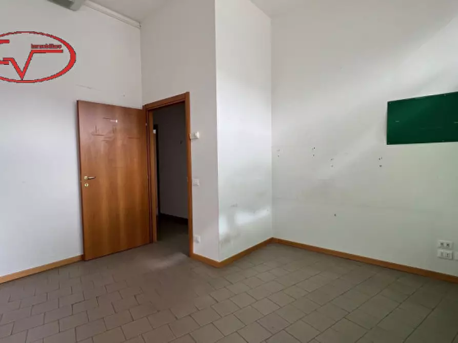 Immagine 5 di Negozio in affitto  in via puccini a Montevarchi