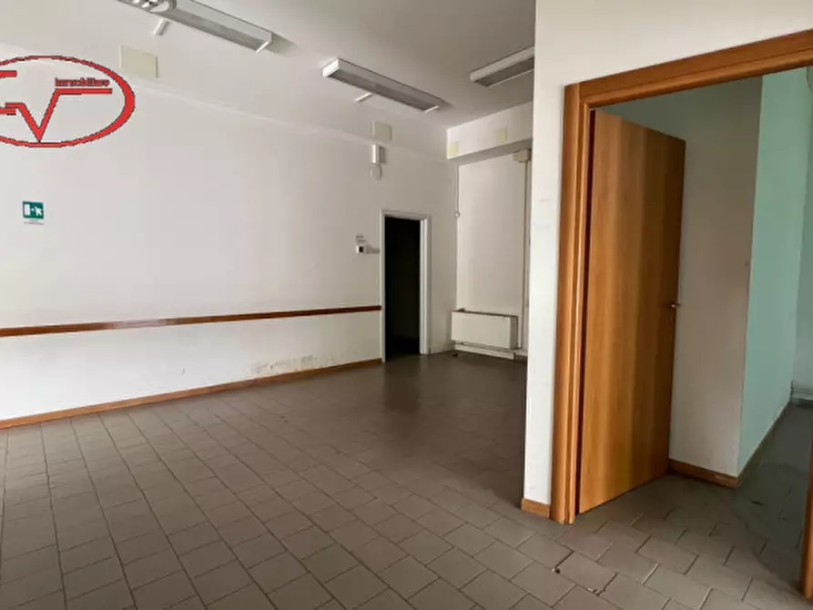 Immagine 7 di Negozio in affitto  in via puccini a Montevarchi