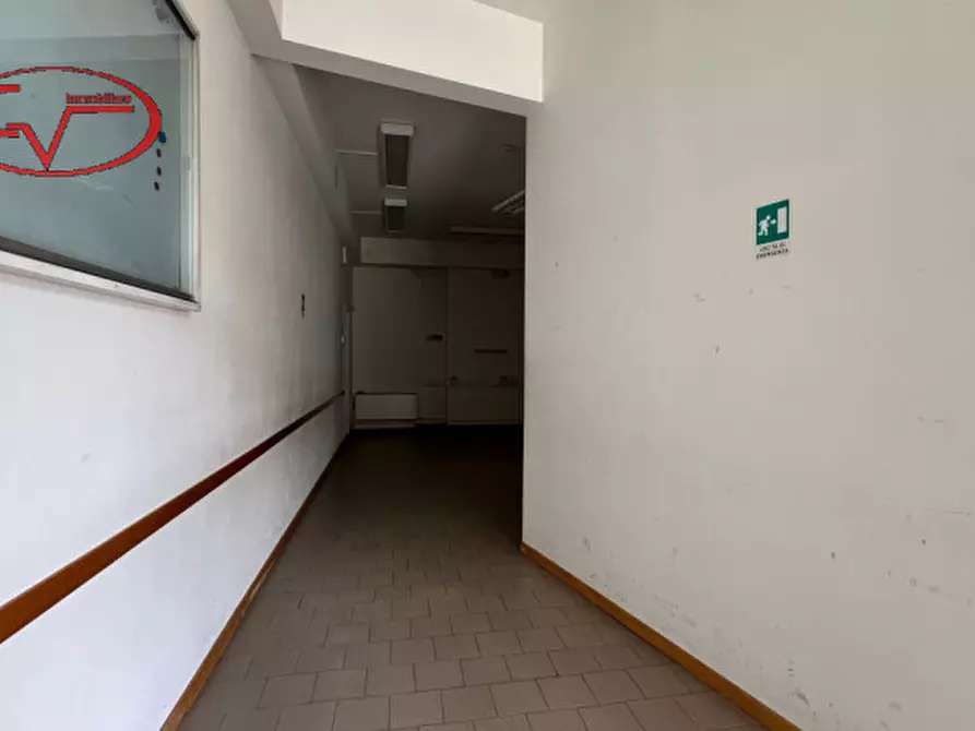 Immagine 8 di Negozio in affitto  in via puccini a Montevarchi