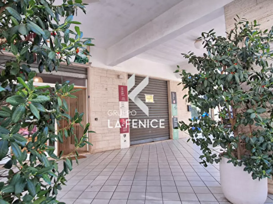 Immagine 3 di Negozio in vendita  in via Montello a Locorotondo