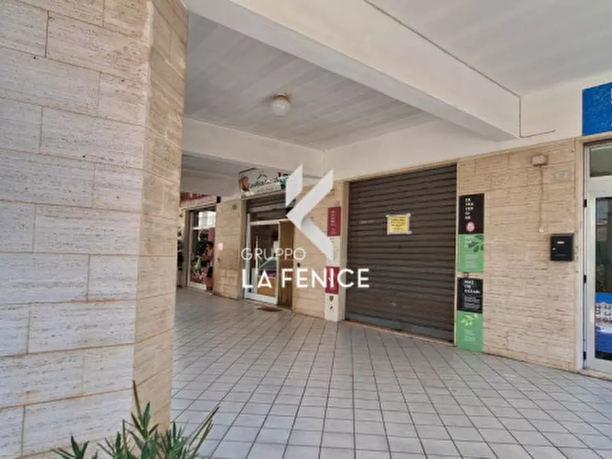 Immagine 4 di Negozio in vendita  in via Montello a Locorotondo