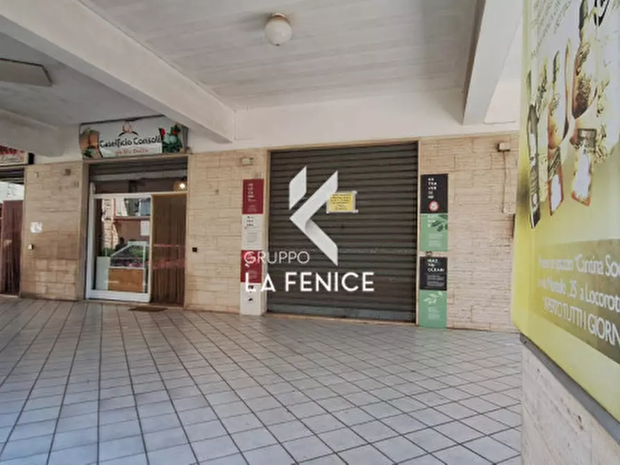 Immagine 5 di Negozio in vendita  in via Montello a Locorotondo