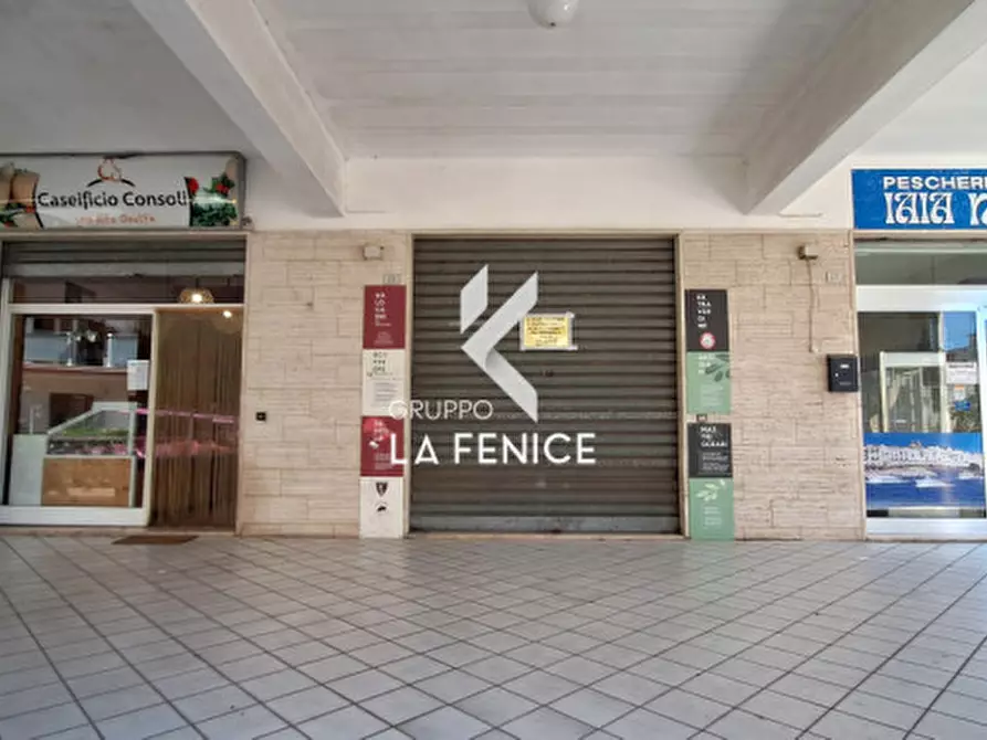 Immagine 6 di Negozio in vendita  in via Montello a Locorotondo