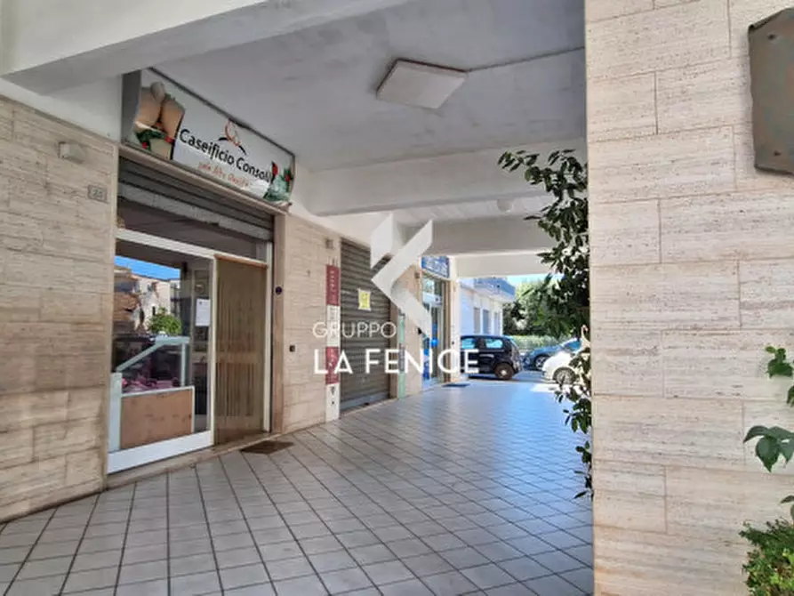 Immagine 7 di Negozio in vendita  in via Montello a Locorotondo