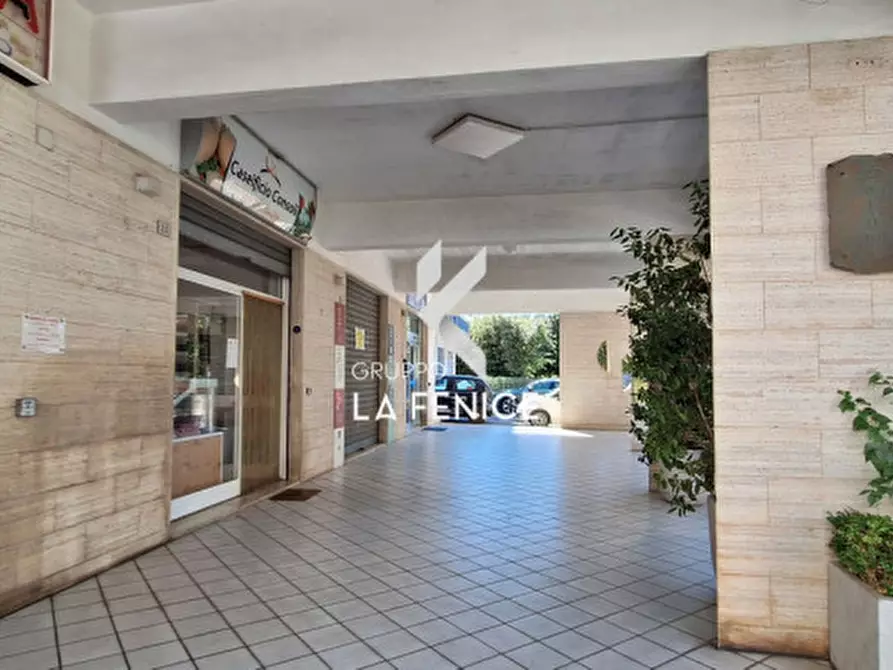 Immagine 8 di Negozio in vendita  in via Montello a Locorotondo