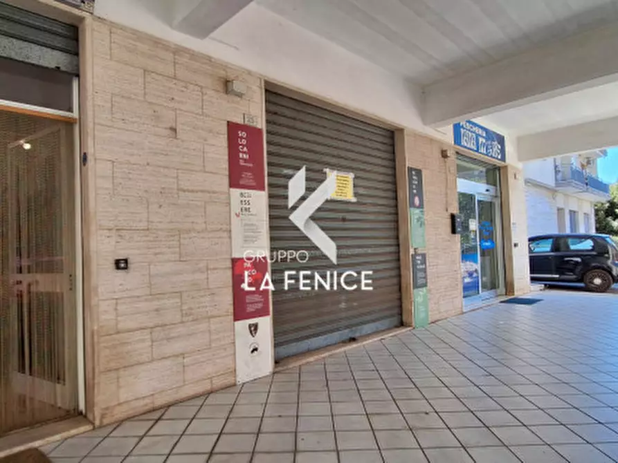 Immagine 9 di Negozio in vendita  in via Montello a Locorotondo