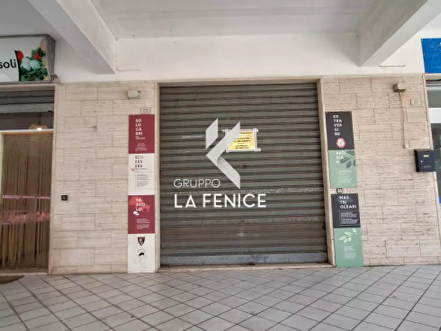 Immagine 10 di Negozio in vendita  in via Montello a Locorotondo