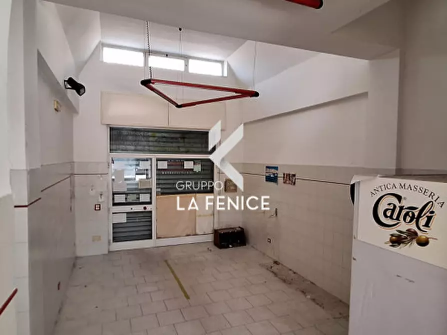 Immagine 11 di Negozio in vendita  in via Montello a Locorotondo