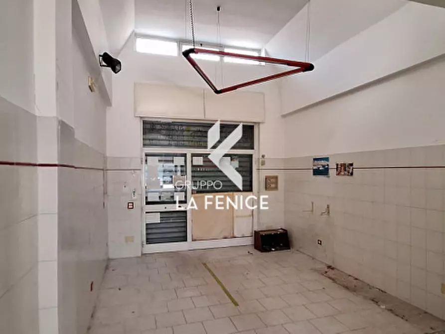 Immagine 12 di Negozio in vendita  in via Montello a Locorotondo