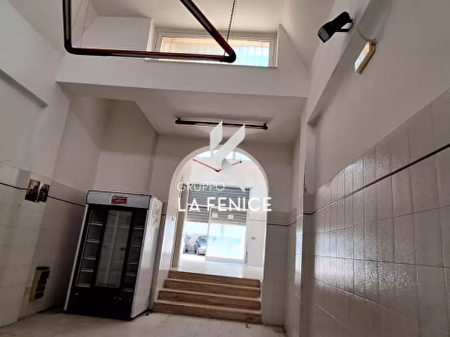 Immagine 13 di Negozio in vendita  in via Montello a Locorotondo