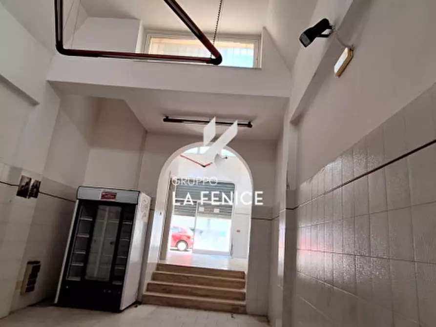 Immagine 14 di Negozio in vendita  in via Montello a Locorotondo