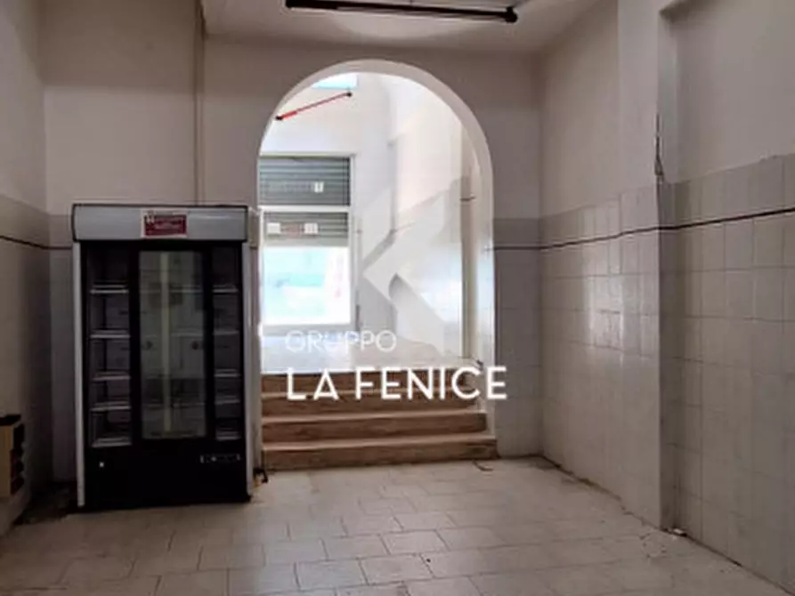 Immagine 15 di Negozio in vendita  in via Montello a Locorotondo