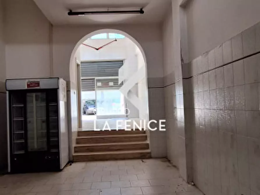 Immagine 16 di Negozio in vendita  in via Montello a Locorotondo