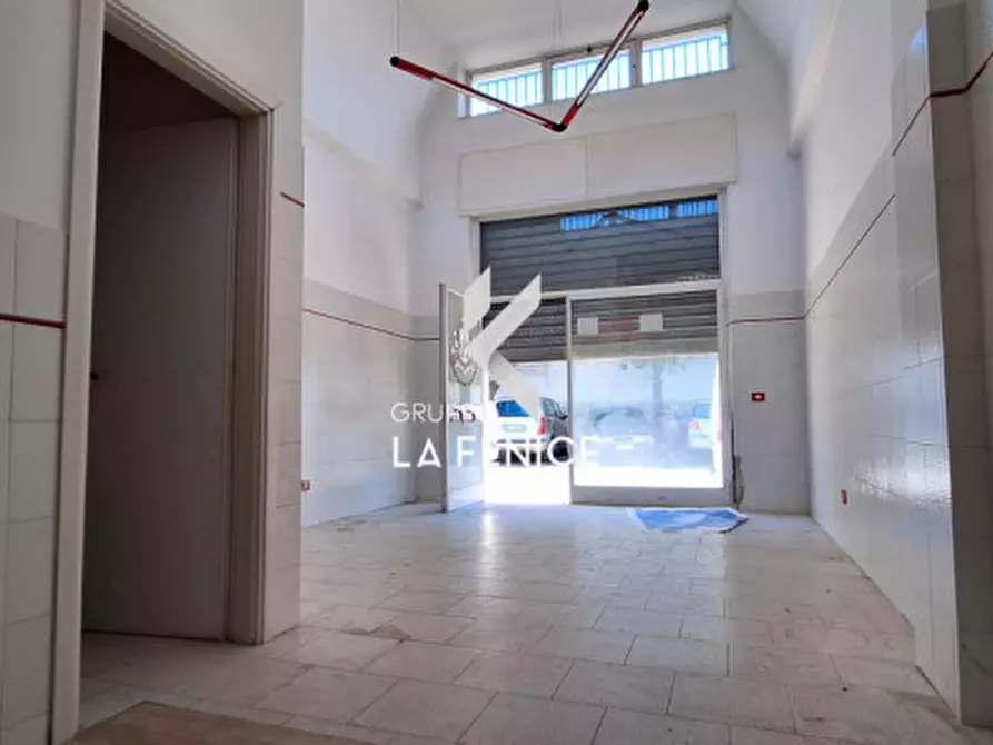 Immagine 17 di Negozio in vendita  in via Montello a Locorotondo