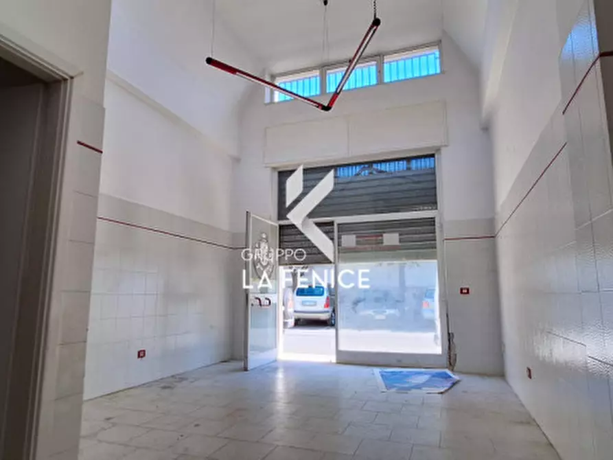 Immagine 18 di Negozio in vendita  in via Montello a Locorotondo