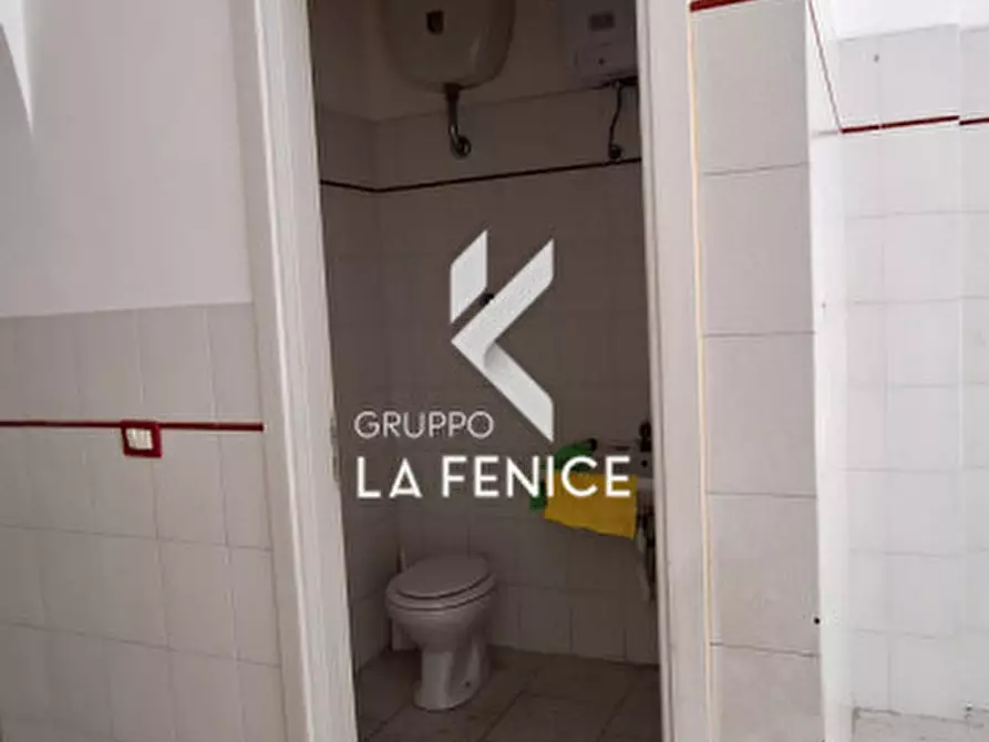 Immagine 19 di Negozio in vendita  in via Montello a Locorotondo