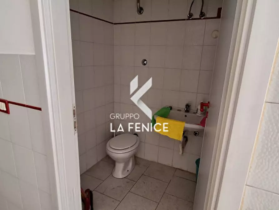 Immagine 21 di Negozio in vendita  in via Montello a Locorotondo