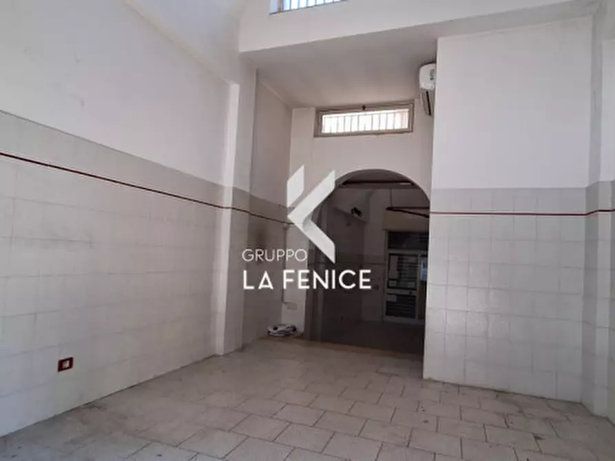 Immagine 23 di Negozio in vendita  in via Montello a Locorotondo