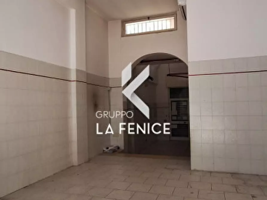 Immagine 24 di Negozio in vendita  in via Montello a Locorotondo