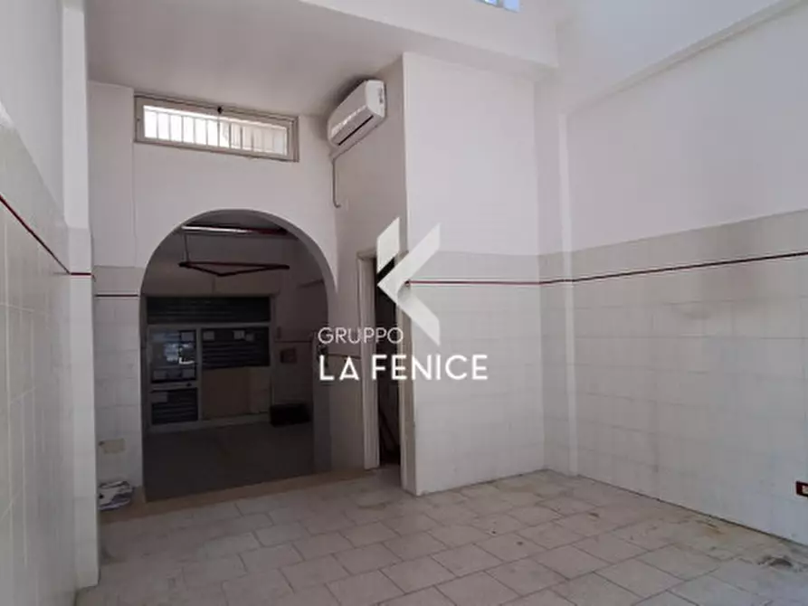 Immagine 25 di Negozio in vendita  in via Montello a Locorotondo