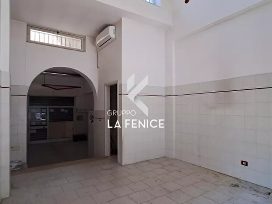 Immagine 26 di Negozio in vendita  in via Montello a Locorotondo