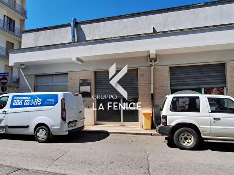 Immagine 27 di Negozio in vendita  in via Montello a Locorotondo