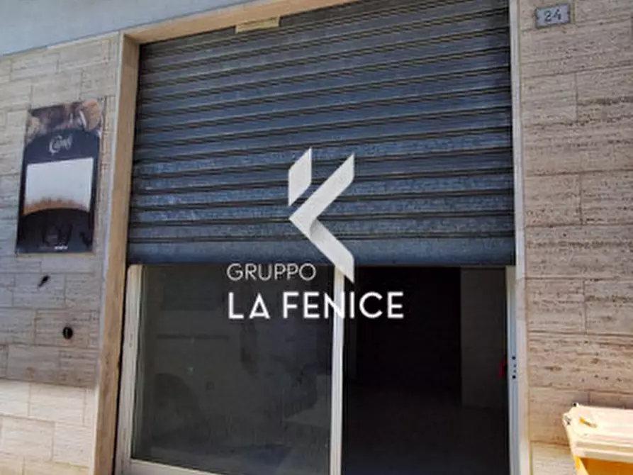 Immagine 28 di Negozio in vendita  in via Montello a Locorotondo