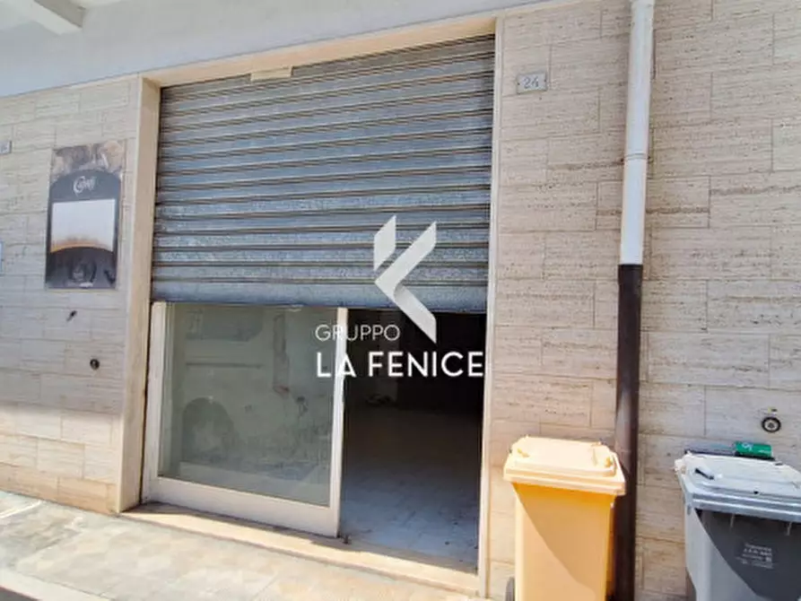 Immagine 29 di Negozio in vendita  in via Montello a Locorotondo