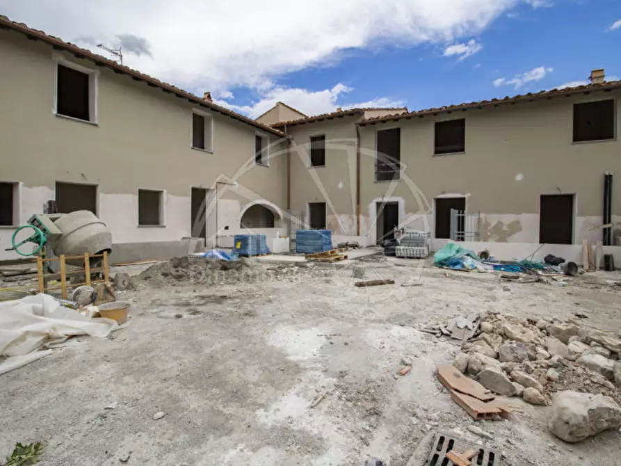 Immagine 1 di Casa indipendente in vendita  a Prato