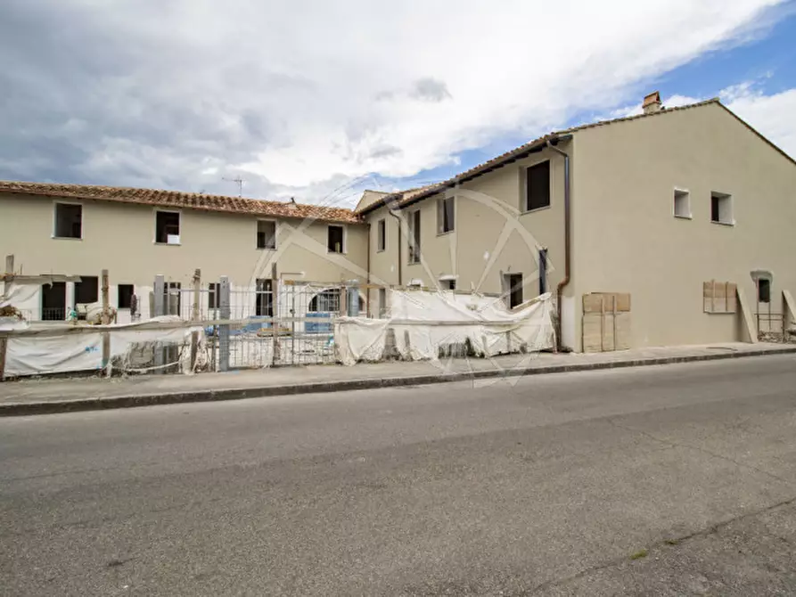 Immagine 2 di Casa indipendente in vendita  a Prato